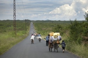 Populations quittant leur village, fuyant les groupes rebelles au Nord Kivu © MONUSCO/Sylvain Liechti