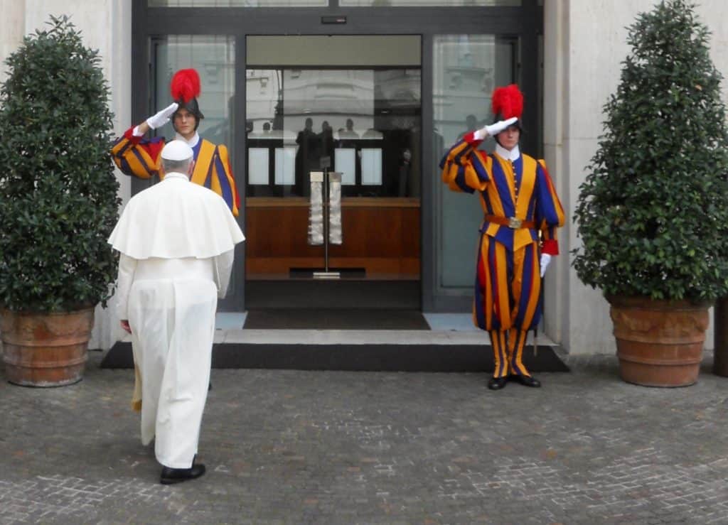 Le pape François entrant à la Maison Sainte-Marthe. Pufui Pc Pifpef I (Wikimedia - CC)
