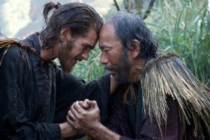 Andrew Garfield jouant le Père Rodrigues et Shinya Tsukamoto jouant Mokichi dans le film SILENCE.  Kerry Brown © 2016 Paramount Pictures.