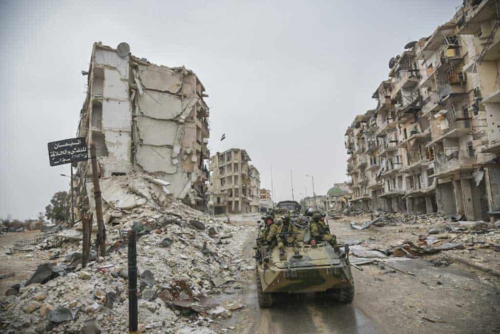 Photo: Char blindé de l'armée russe dans les ruines d'Alep, 21 décembre 2016 (Wikimedia - CC)