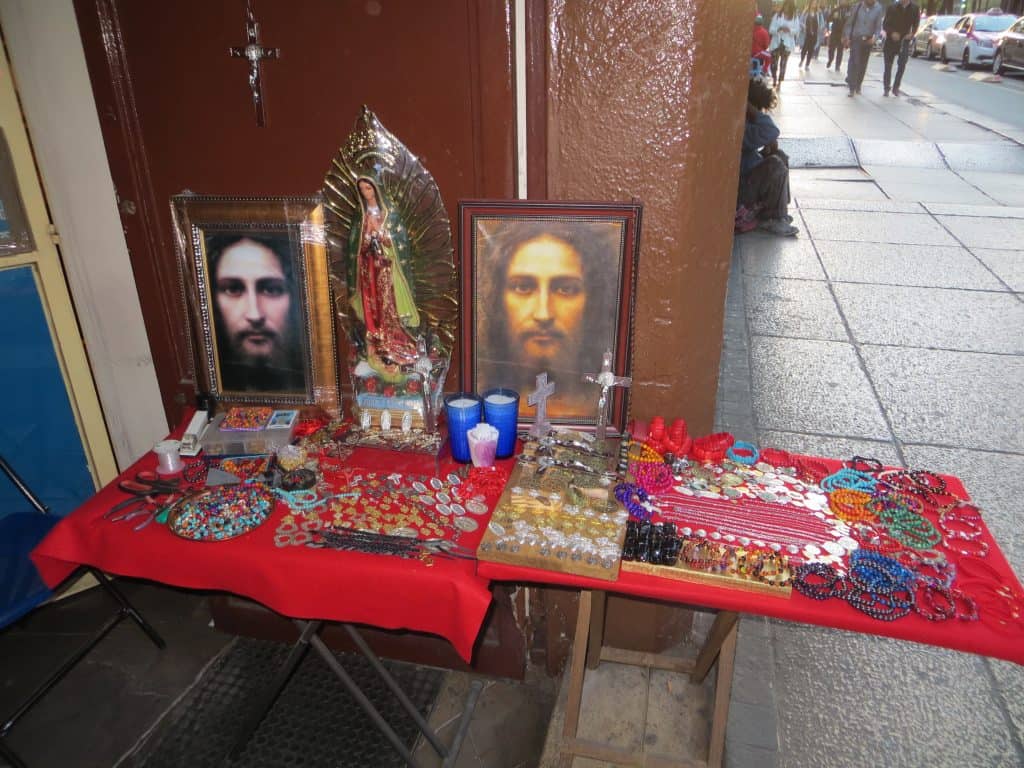 Étals d'un vendeur ambulant d'objets religieux, México (photo: Jérôme Blanchet-Gravel).