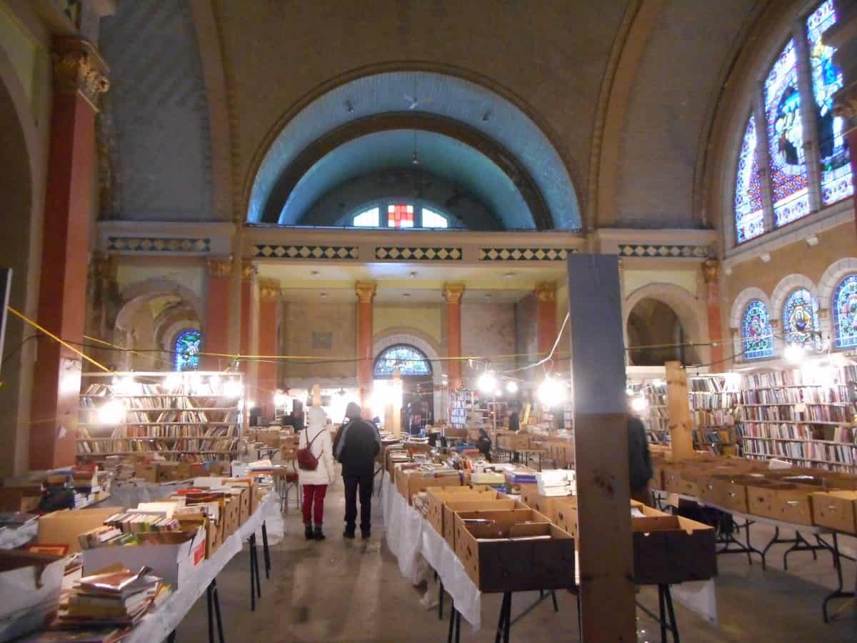 Jusqu'à tout récemment, l'intérieur de l'église Saint-Coeur-de-Marie était occupé par un marché de livres usagés (photo: Jean Gagnon / Wikimedia Commons).